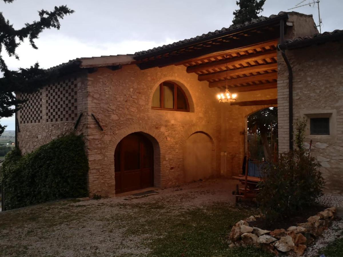 Corte Fratini Appartamenti Trevi Exteriör bild