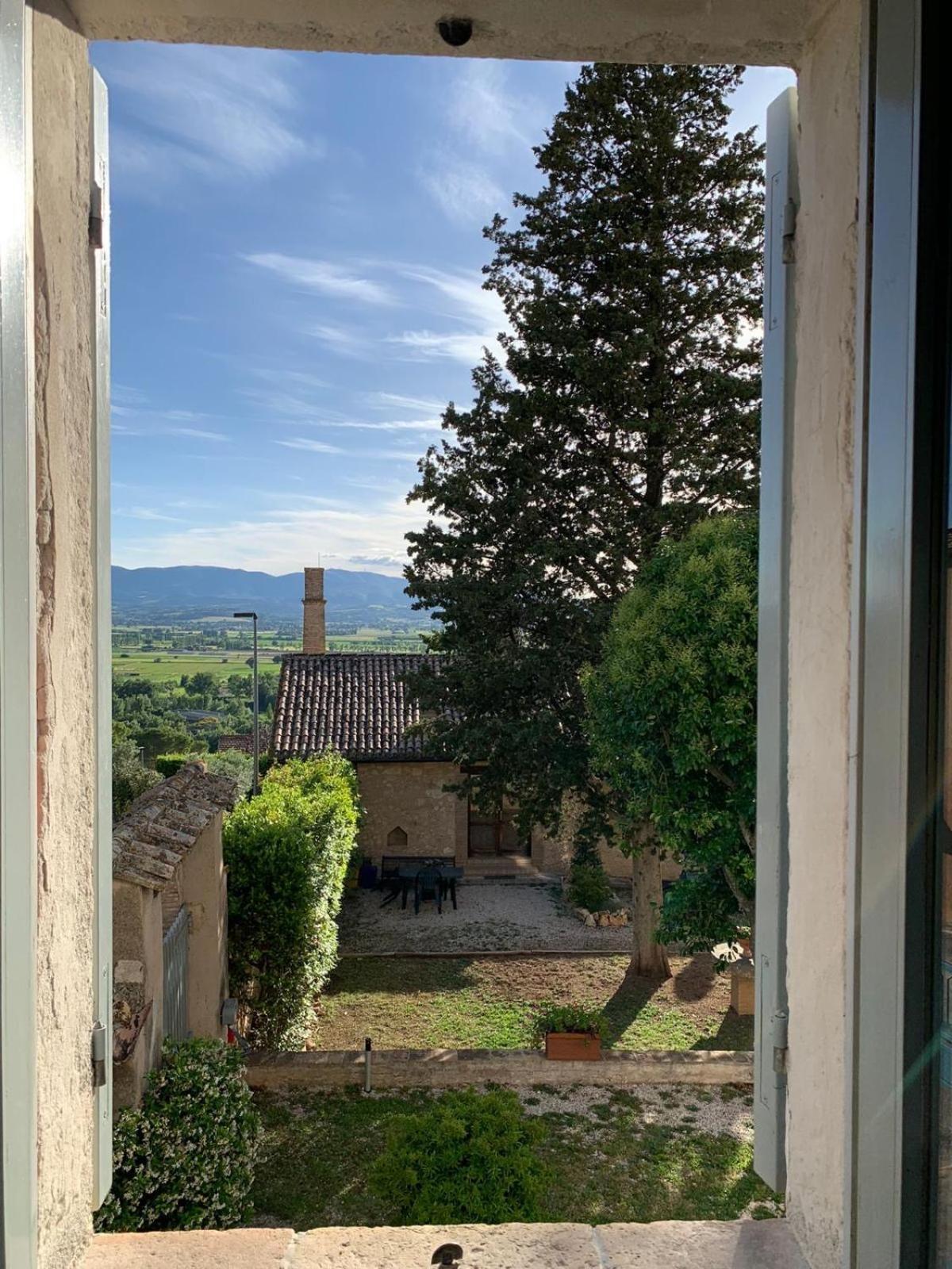 Corte Fratini Appartamenti Trevi Exteriör bild